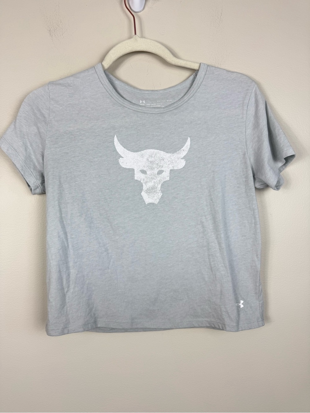 Under Armour Project Rock Crop Top Womens XS Gray White Sporty Short Sleeve Gym